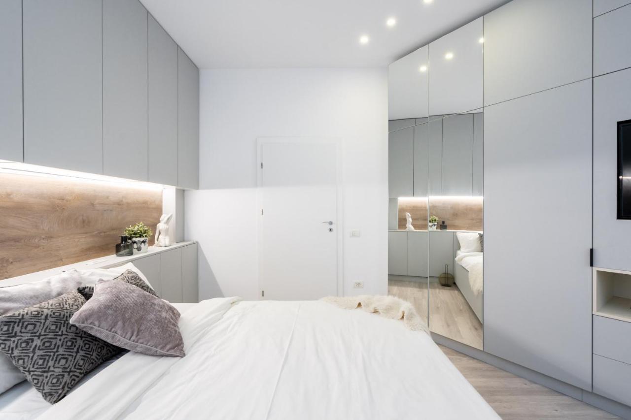 Four Bedroom Apartment, Old Town Bucarest Esterno foto