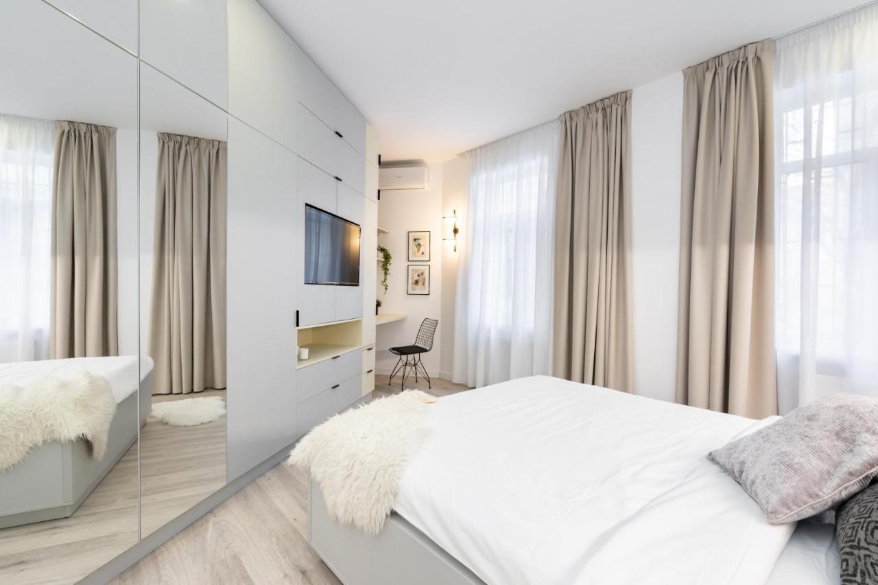 Four Bedroom Apartment, Old Town Bucarest Esterno foto
