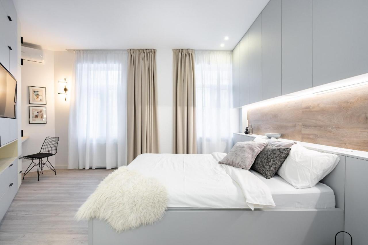Four Bedroom Apartment, Old Town Bucarest Esterno foto