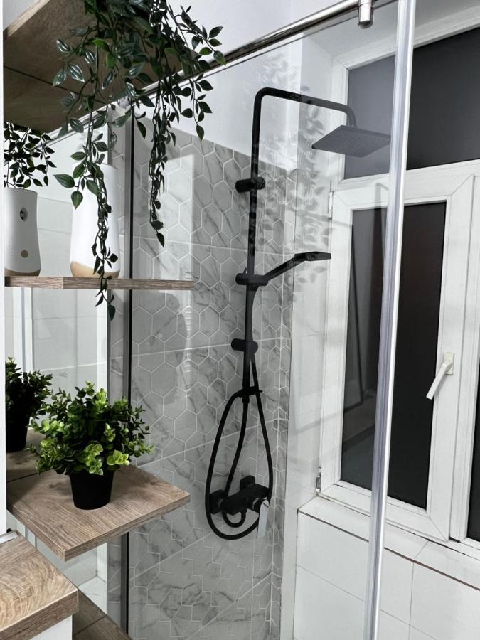 Four Bedroom Apartment, Old Town Bucarest Esterno foto