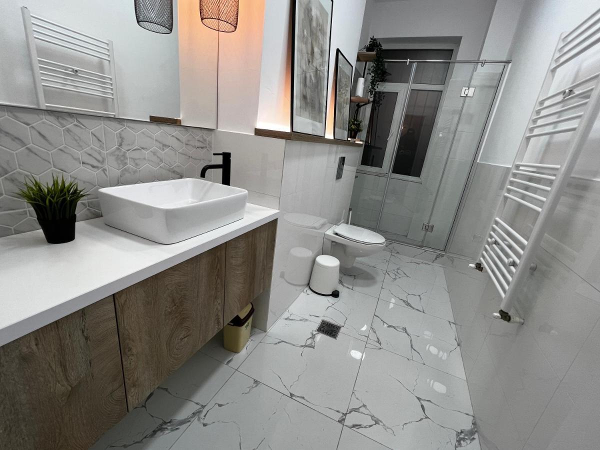 Four Bedroom Apartment, Old Town Bucarest Esterno foto
