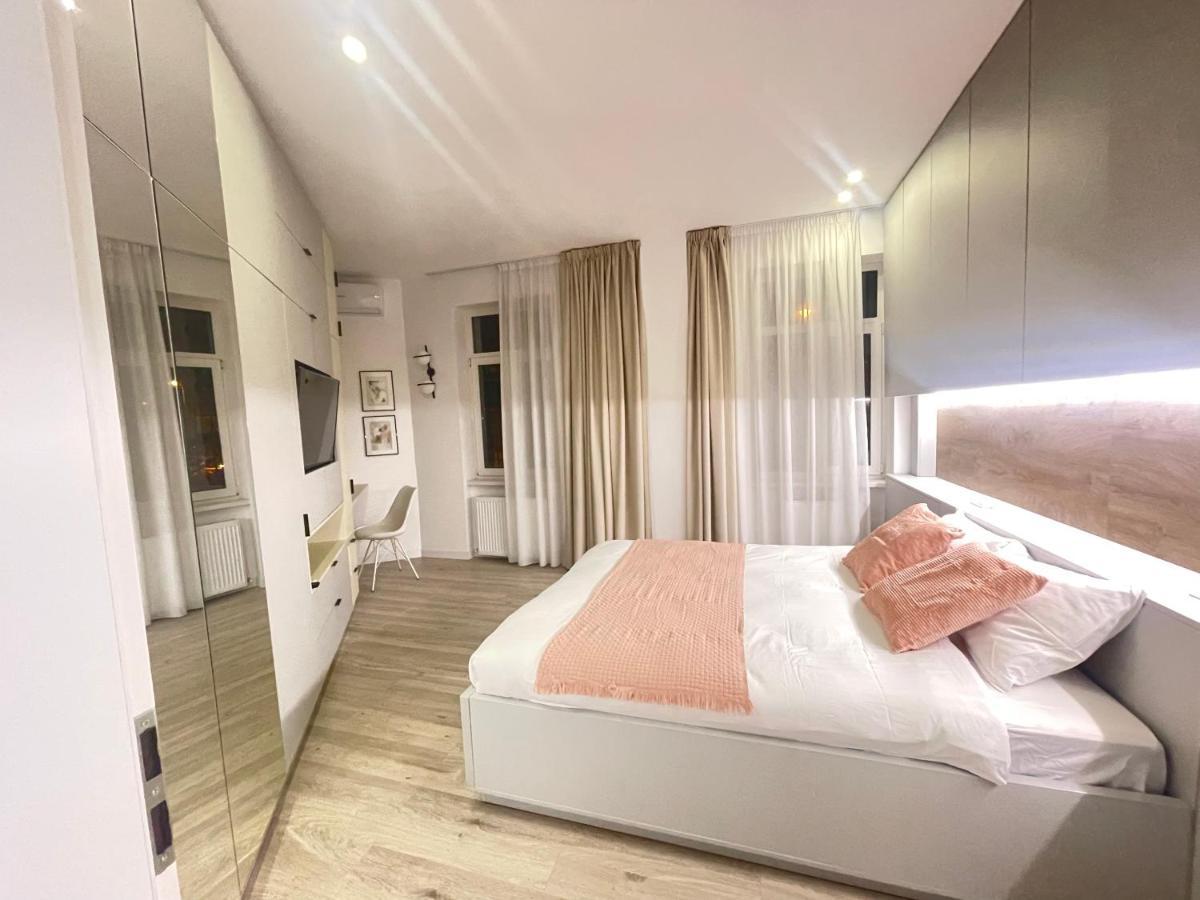 Four Bedroom Apartment, Old Town Bucarest Esterno foto