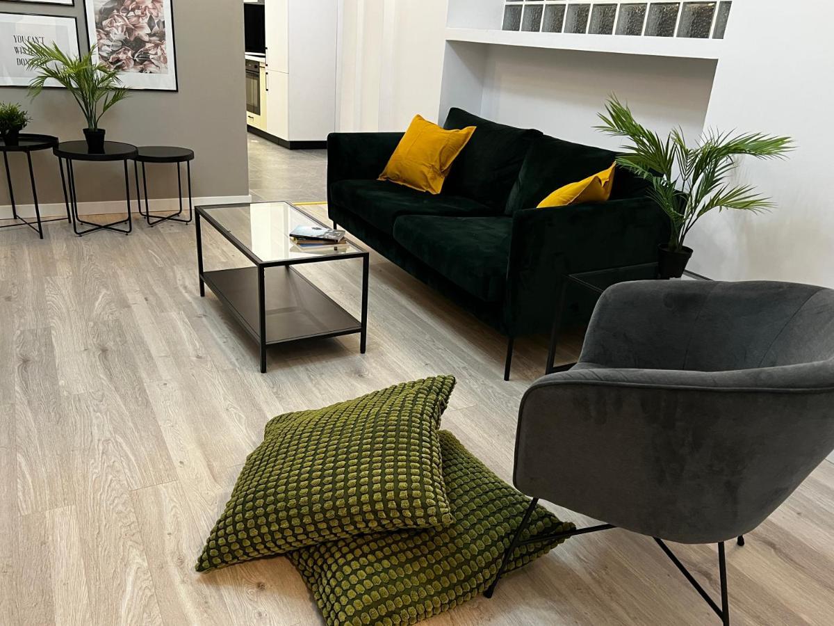 Four Bedroom Apartment, Old Town Bucarest Esterno foto