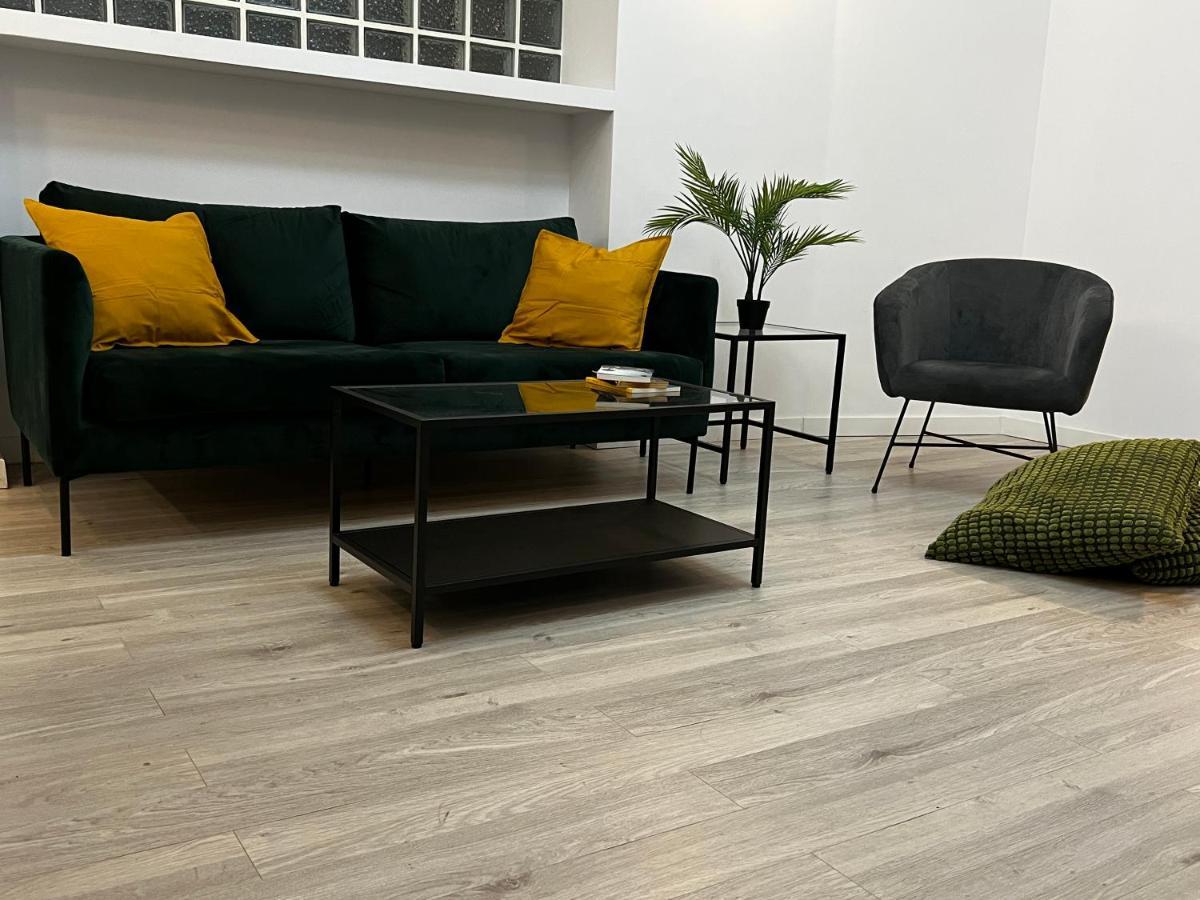 Four Bedroom Apartment, Old Town Bucarest Esterno foto