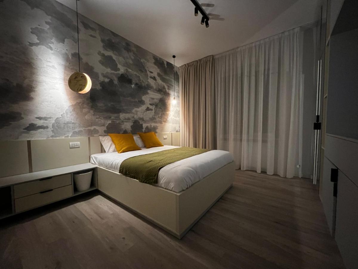 Four Bedroom Apartment, Old Town Bucarest Esterno foto
