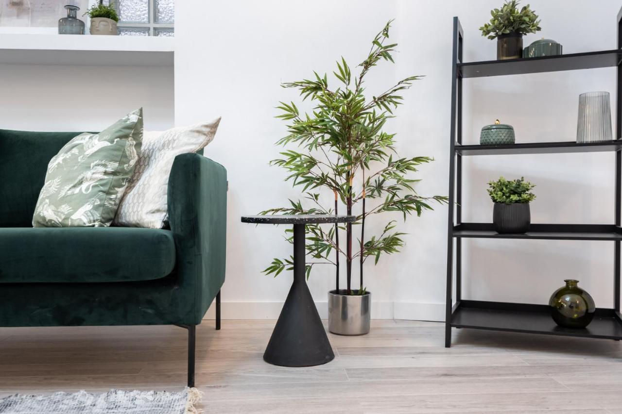 Four Bedroom Apartment, Old Town Bucarest Esterno foto