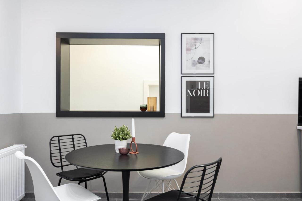 Four Bedroom Apartment, Old Town Bucarest Esterno foto