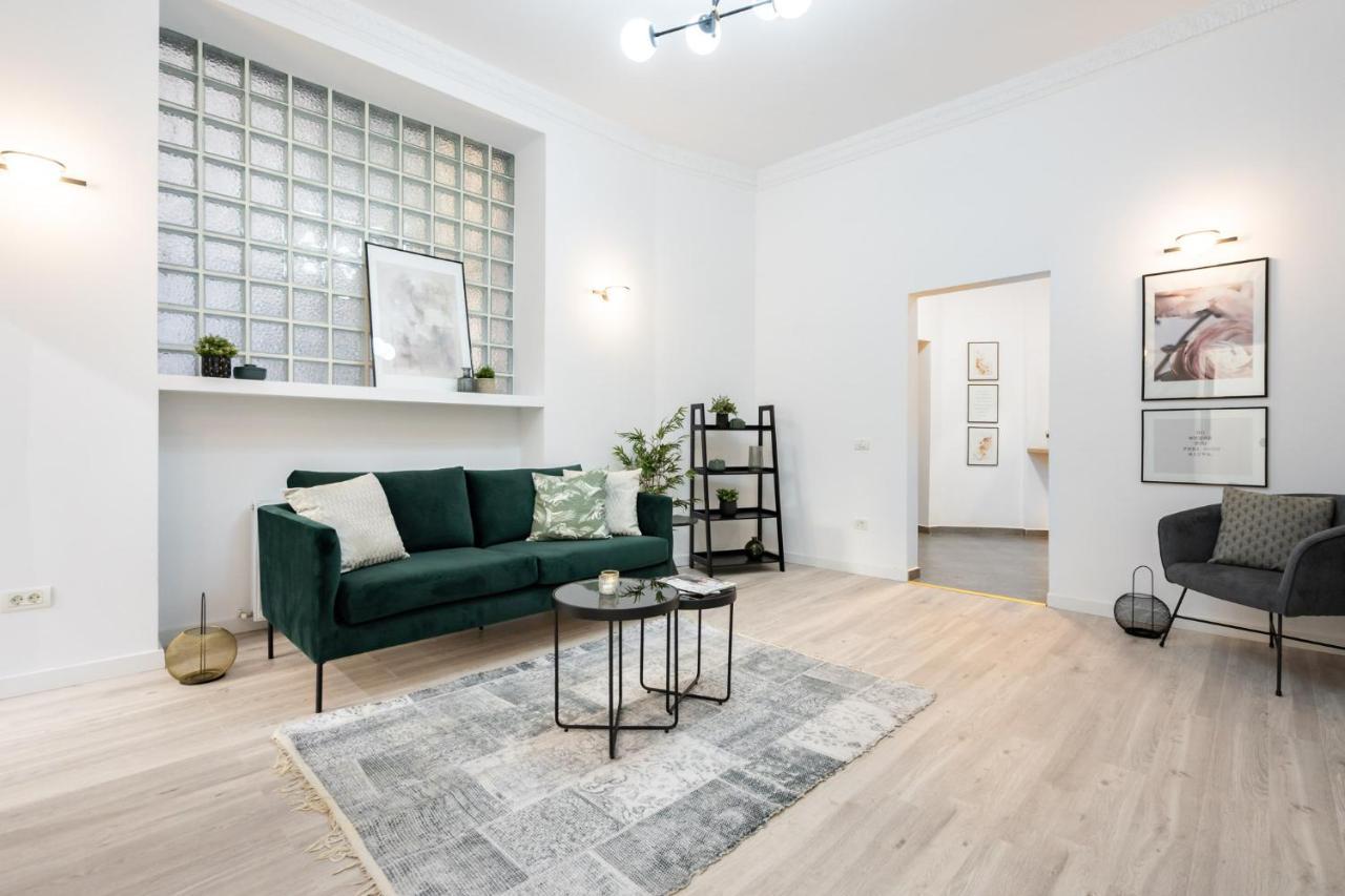 Four Bedroom Apartment, Old Town Bucarest Esterno foto