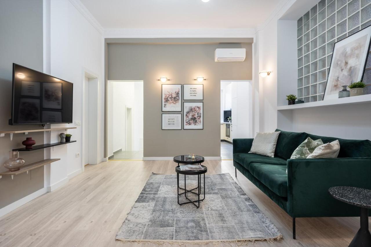 Four Bedroom Apartment, Old Town Bucarest Esterno foto