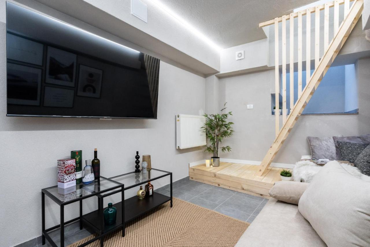 Four Bedroom Apartment, Old Town Bucarest Esterno foto