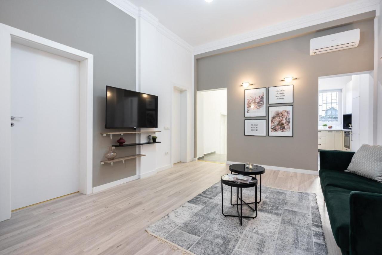 Four Bedroom Apartment, Old Town Bucarest Esterno foto