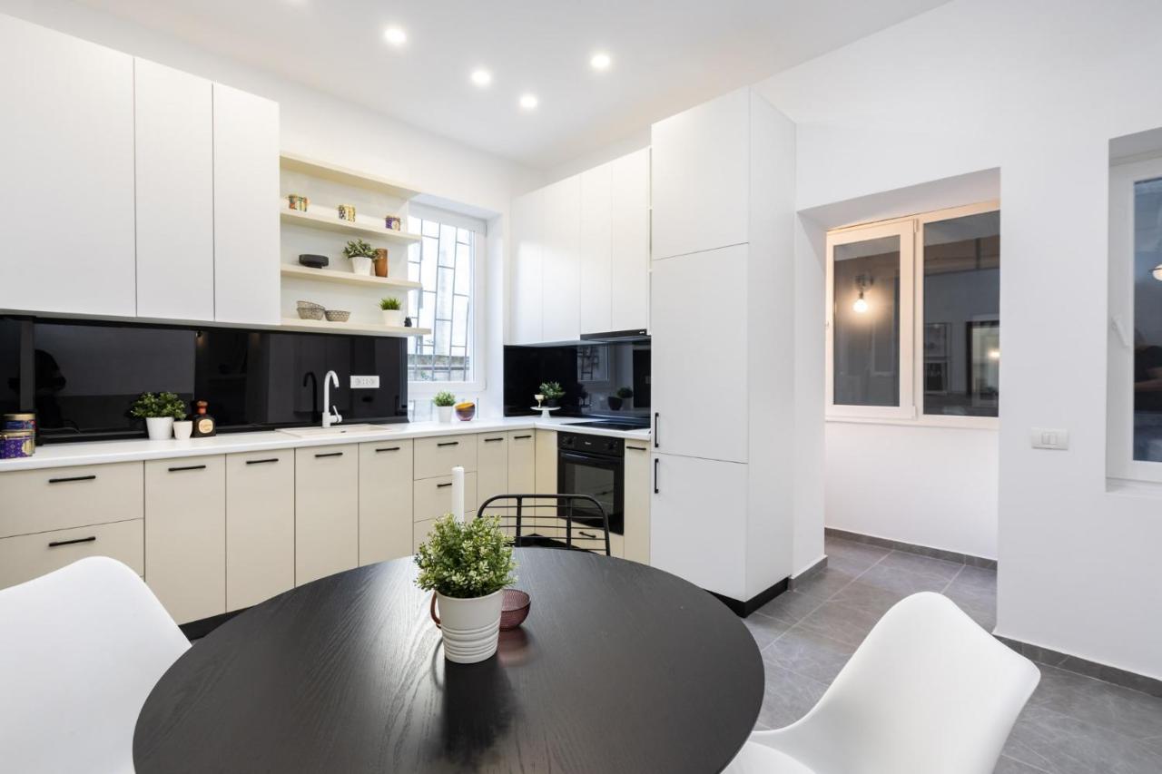 Four Bedroom Apartment, Old Town Bucarest Esterno foto
