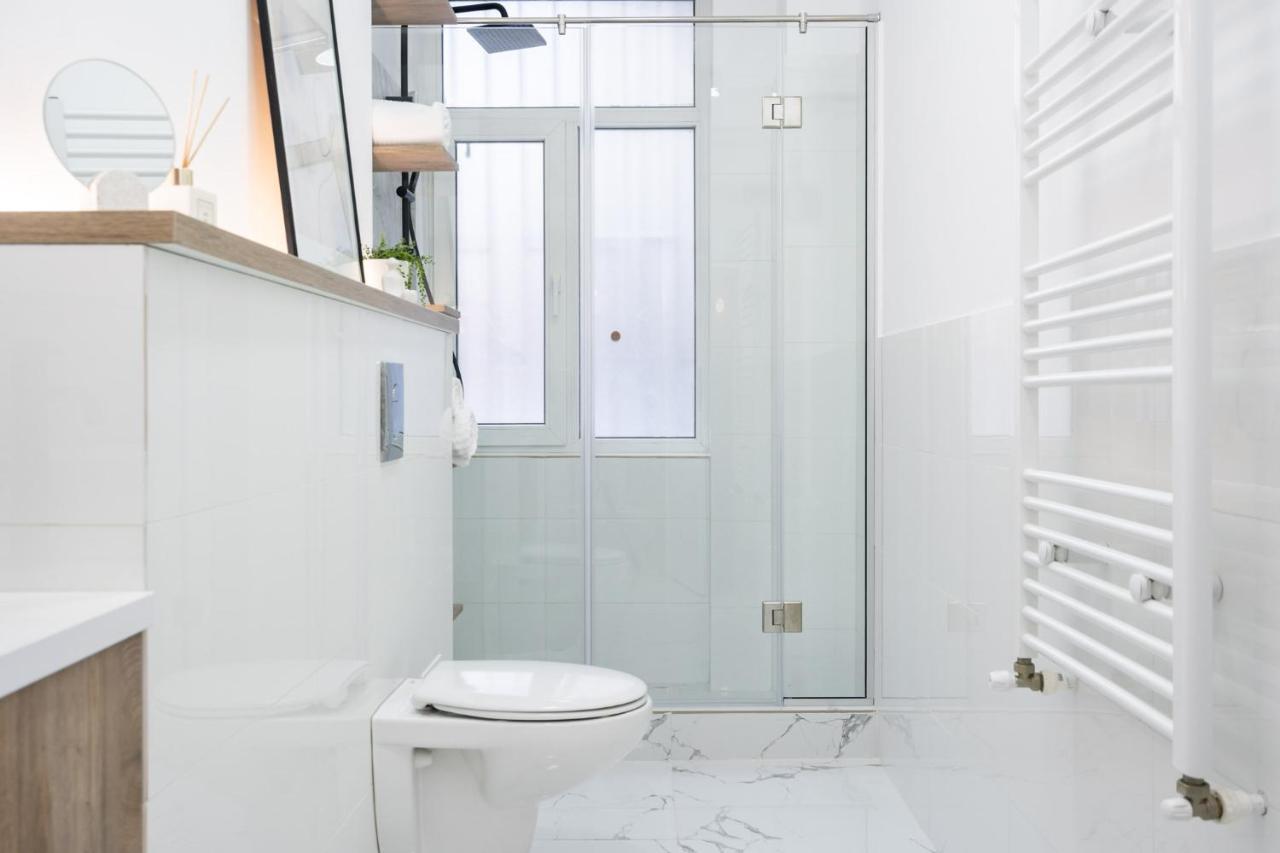 Four Bedroom Apartment, Old Town Bucarest Esterno foto