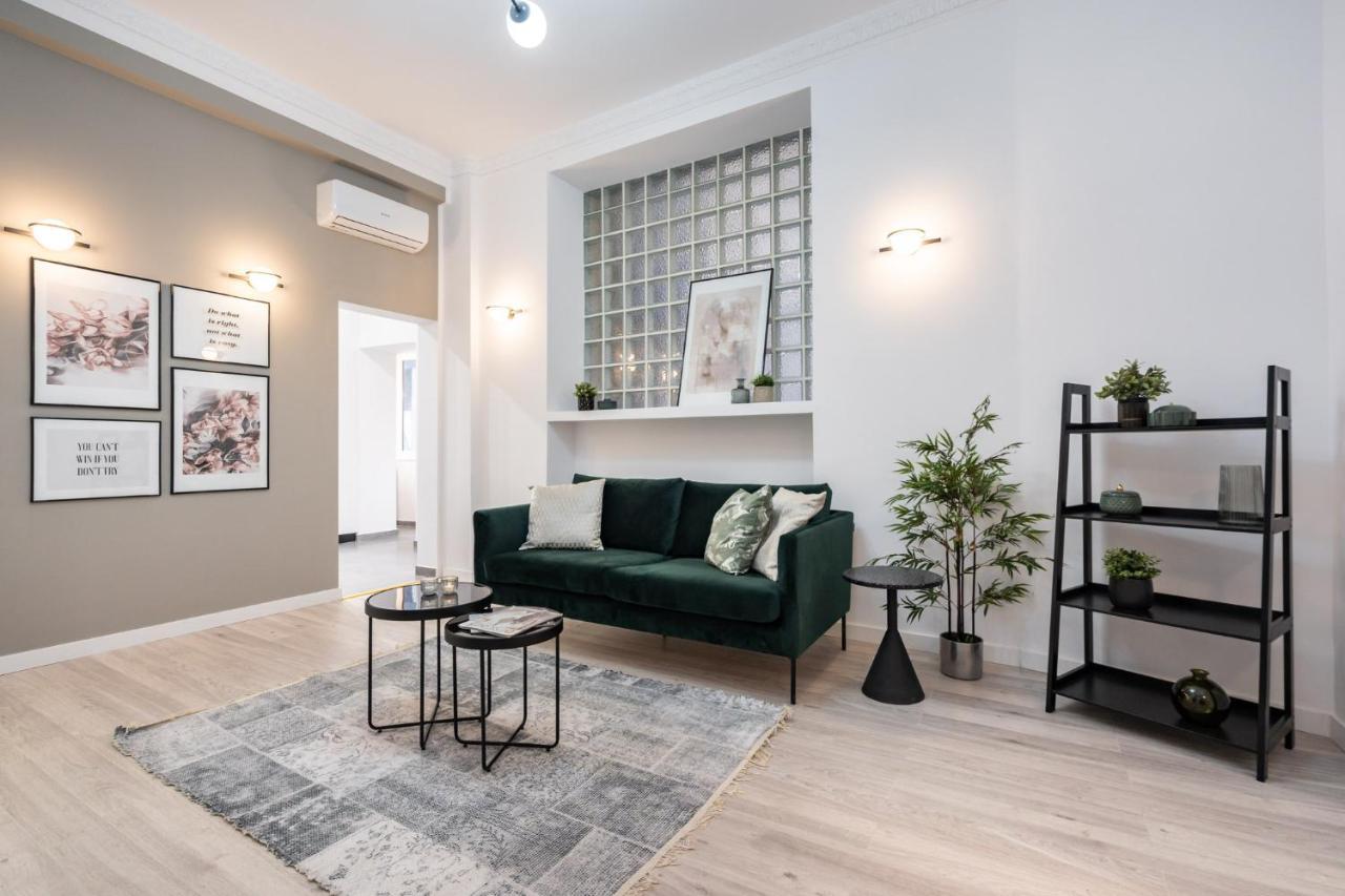 Four Bedroom Apartment, Old Town Bucarest Esterno foto