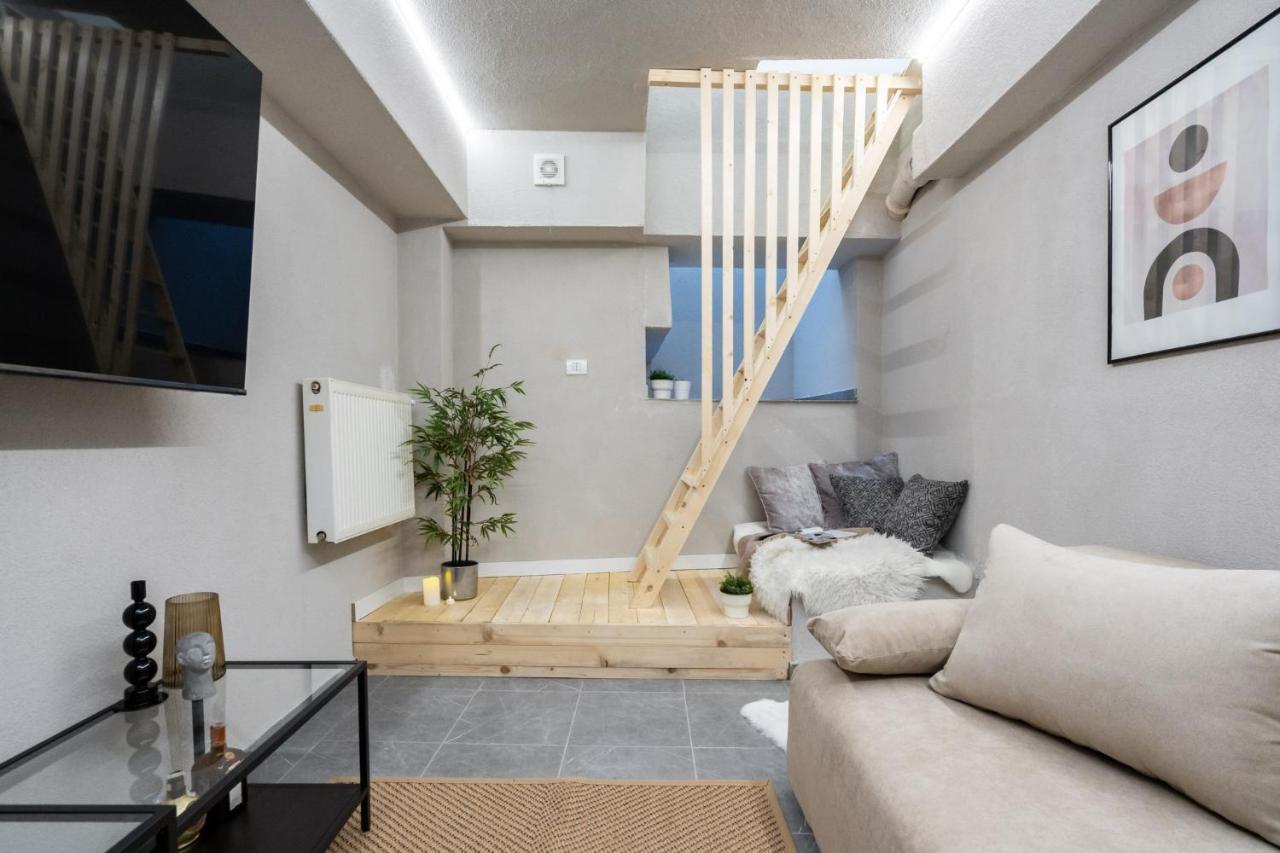 Four Bedroom Apartment, Old Town Bucarest Esterno foto